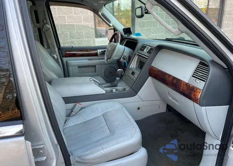 2004 Lincoln Navigator z USA, uszkodzony, nr VIN 5LMFU28R14LJ28905